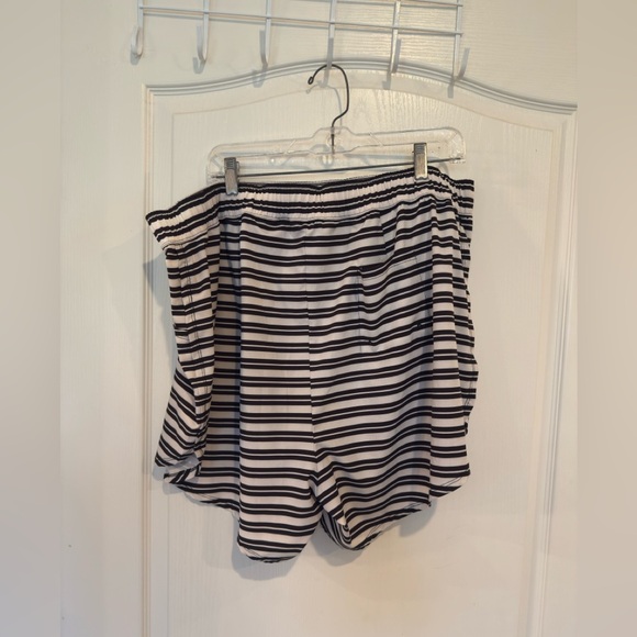 Torrid women’s Black & White Striped crepe 5" Coverup/swim Shorts Plus sz 3 - Picture 4 of 9